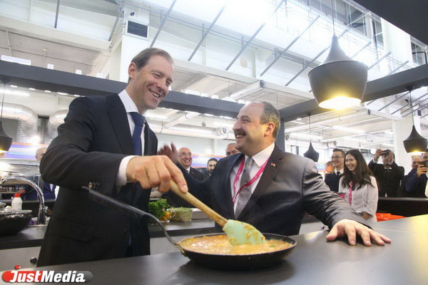 Министр Мантуров заинтересовался насосами для атомных станций и попробовал турецкую яичницу на открытии и ИННОПРОМа - Фото 1