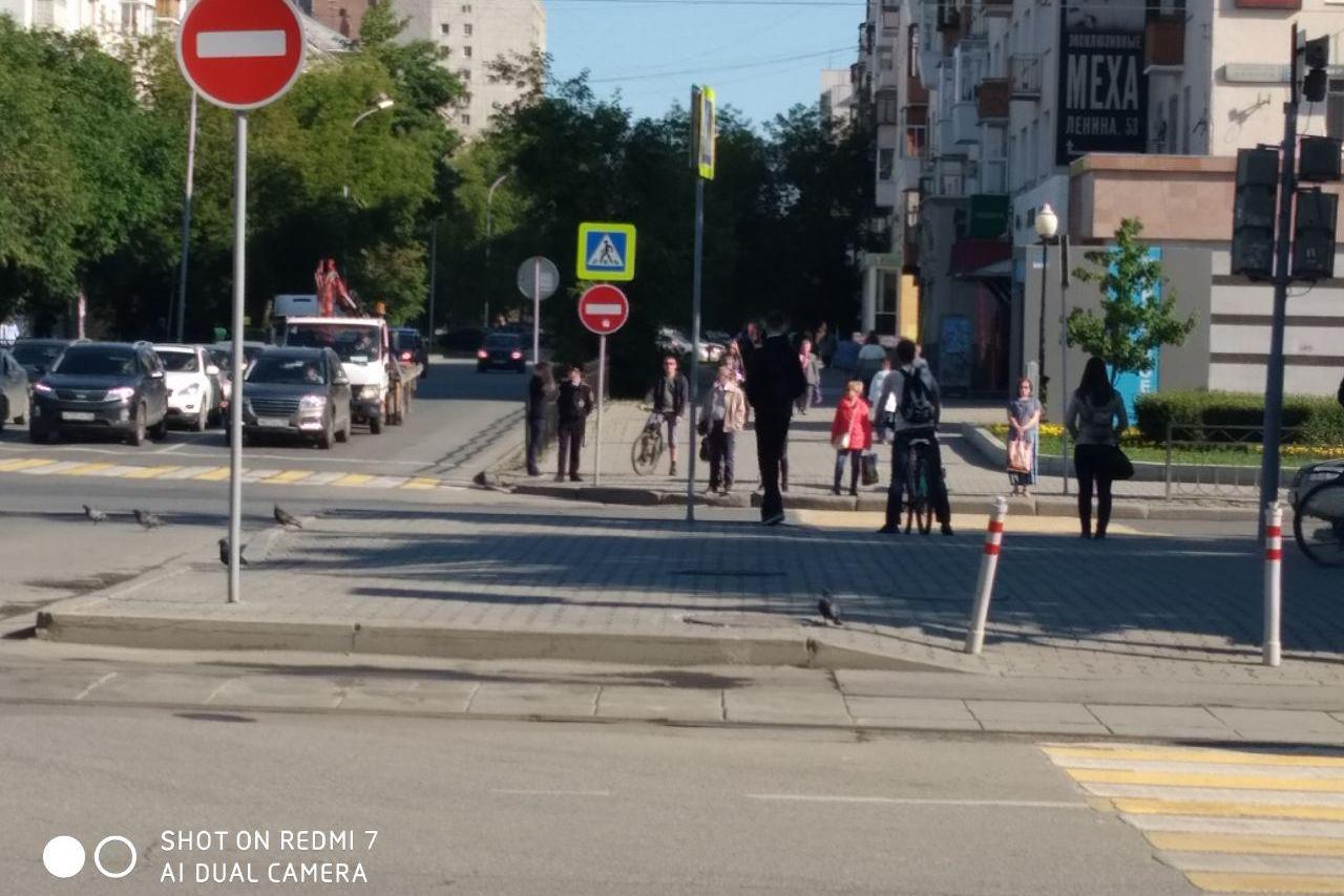 Ждут Путина: с утра перед УрФУ выставили оцепление полиции - Фото 1