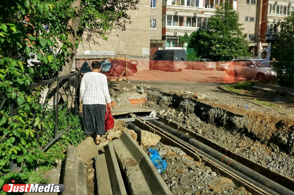 На ЖБИ подрядчик после ремонта забыл засыпать яму - Фото 1