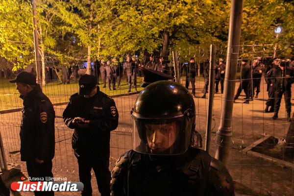 Силовики проводят обыски по делу о стихийных митингах в сквере у Драмы - Фото 1