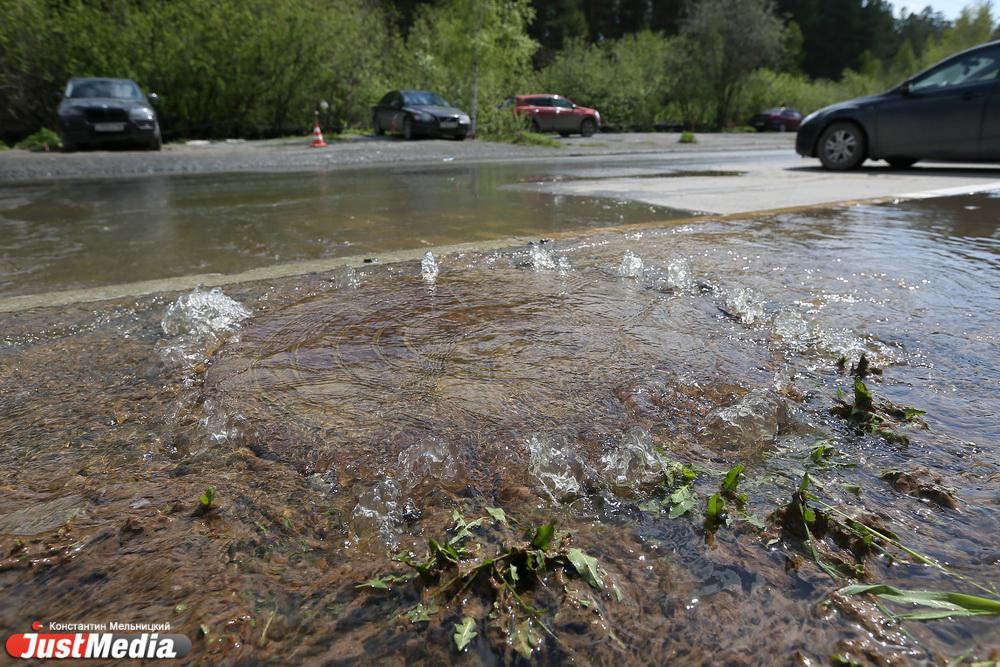 Ликвидировать утечку на Титова помешал припаркованный на канализационном люке автомобиль - Фото 1