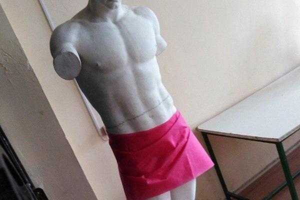 Фиговый лист по-уральски. В РГППУ мраморной статуе половые признаки прикрыли розовой тканью - Фото 1