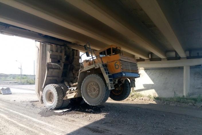 Под Сухим Логом БелАЗ снес мост и подпер его собой - Фото 1
