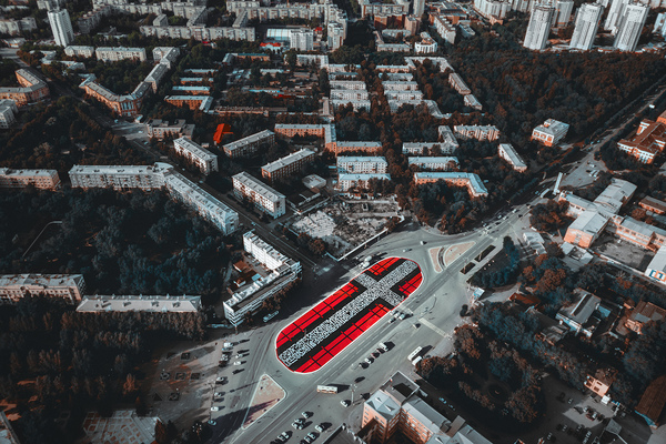 Площадь Первой Пятилетки превратилась в гигантский супрематический крест - Фото 1