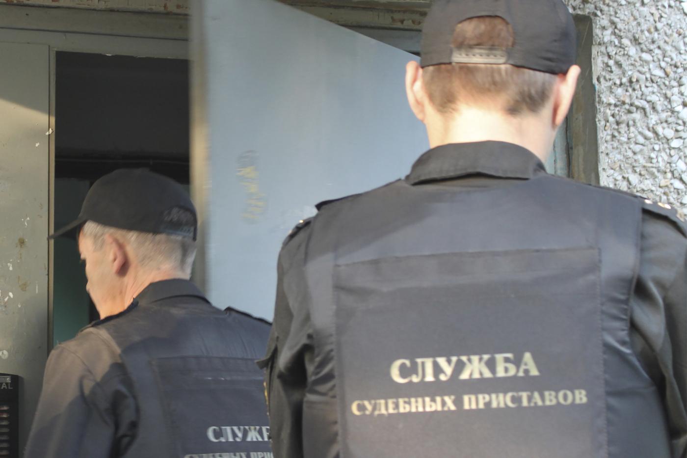 В Первоуральске алиментщик спрятался от судебных приставов под кучей белья в углу - Фото 1