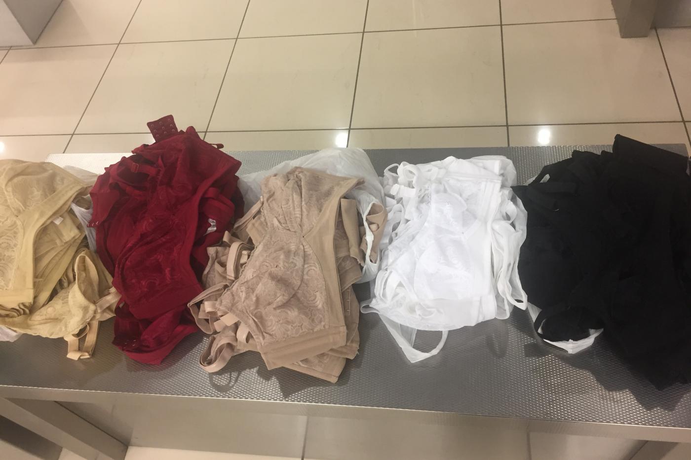 В Кольцово таможенники задержали пассажира рейса из Турции с чемоданом бюстгальтеров - Фото 1