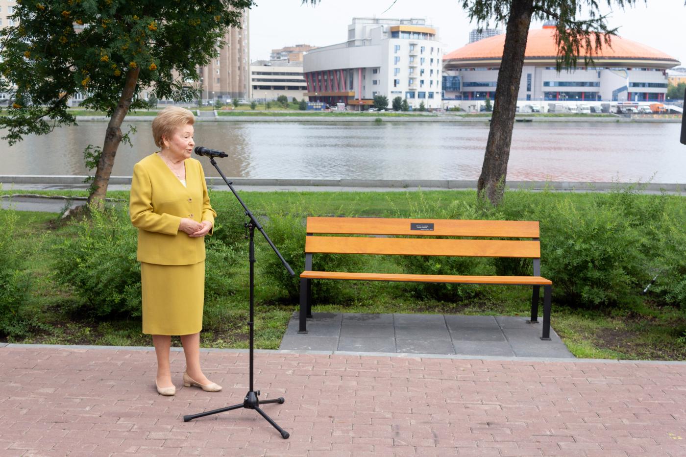 Наина Ельцина пожертвовала 30 тысяч рублей на скамейку в центре Екатеринбурга - Фото 1