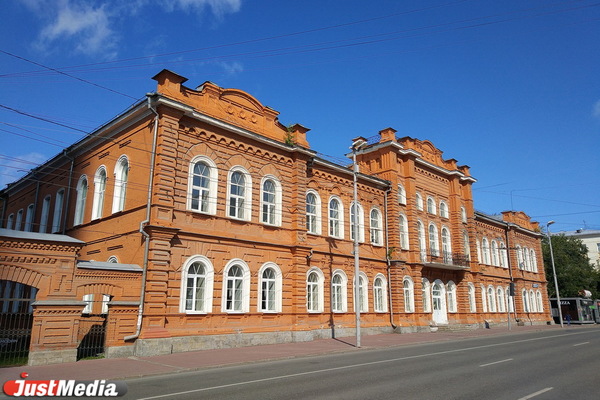 Первую женскую гимназию из красного кирпича называли рассадником образования для девиц. JUSTHISTORY