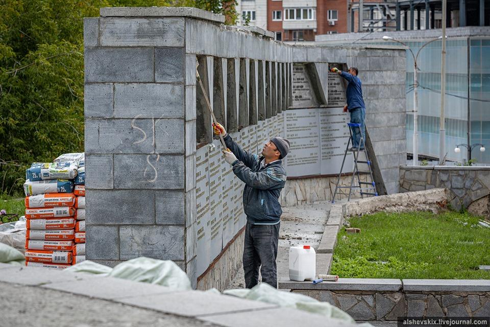 В Екатеринбурге начали ремонтировать разрушающийся памятник революционерам и участникам Гражданской войны - Фото 1