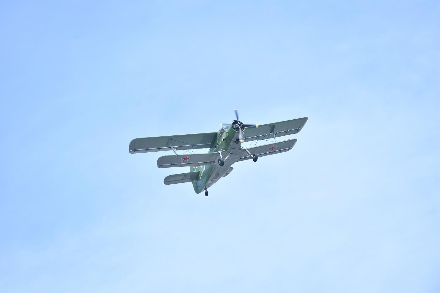 Парашютисты, фигуры высшего пилотажа и сотни воздушных шаров. В Музее военной техники УГМК отметили День ВВС России - Фото 1