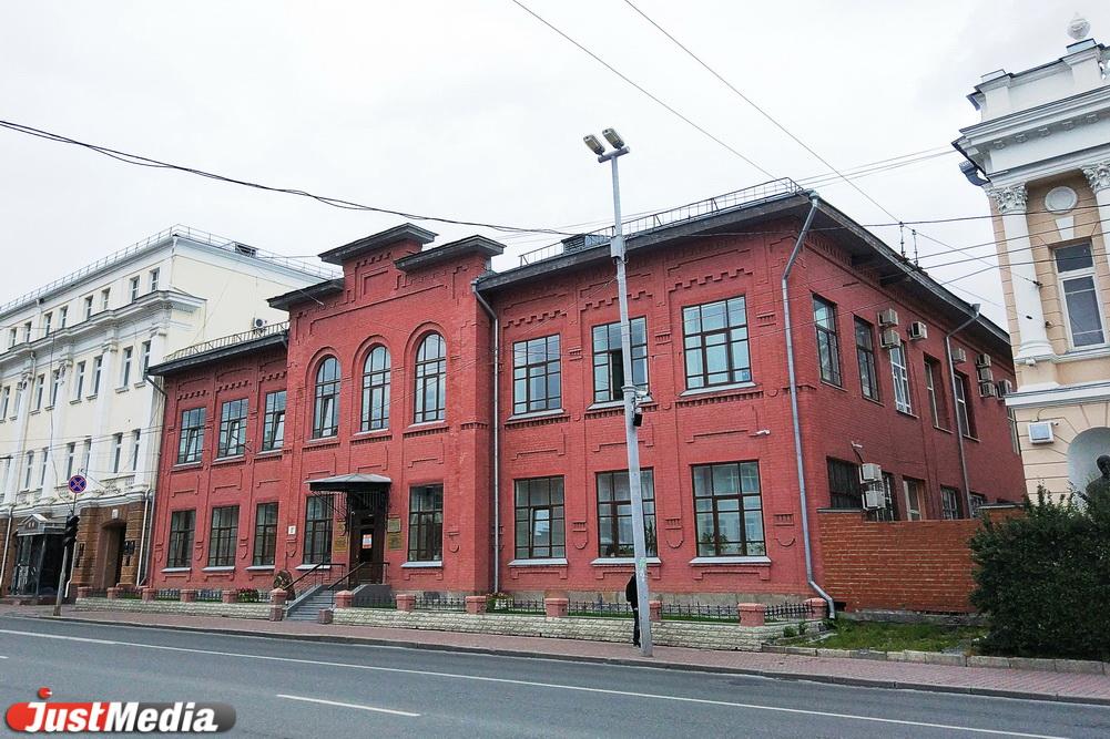 Здание второго народного училища Екатеринбурга на Карла Либкнехта, 8 «б» возвели к столетию Отечественной войны 1812 года - Фото 1