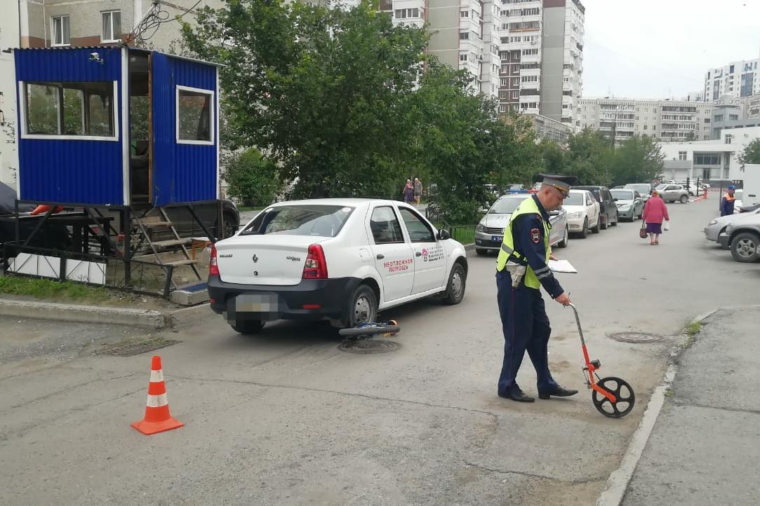 Во дворе дома в Екатеринбурге Renault переехал 10-летнего велосипедиста - Фото 1