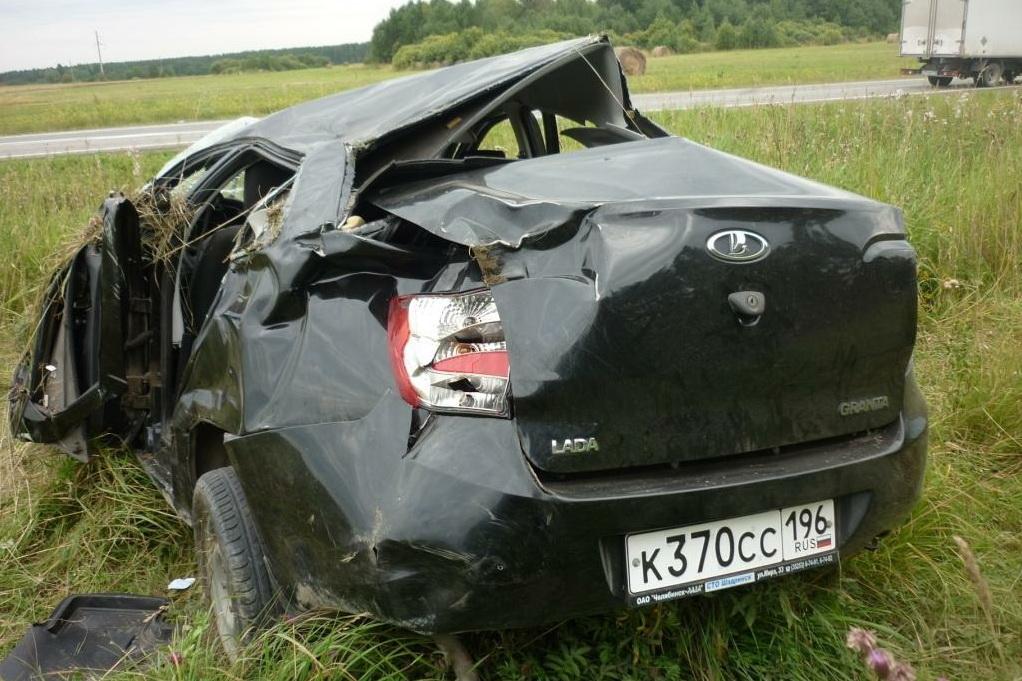 На трассе под Алапаевском перевернулась Lada Granta, водитель без прав погиб - Фото 1