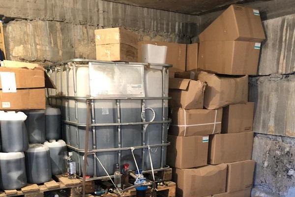 В Заречном сотрудники ФСБ накрыли подпольный цех по производству алкоголя - Фото 1