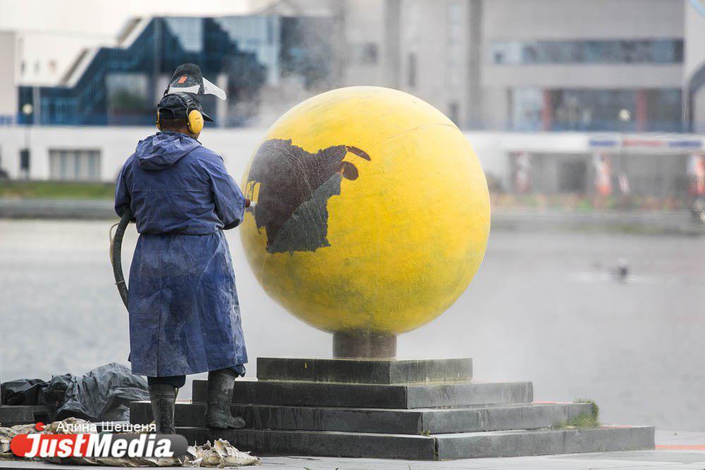 На набережной Городского пруда начали стирать смайлик Ромы Инка - Фото 1