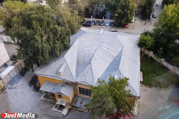 Каменную усадьбу Кокшаровых с парадными воротами превращали в школу, детдом и ГорОНО