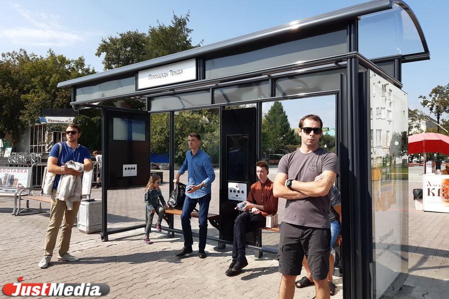 В Екатеринбурге открыли «умную» остановку с разъемами для зарядки и тревожной кнопкой - Фото 1