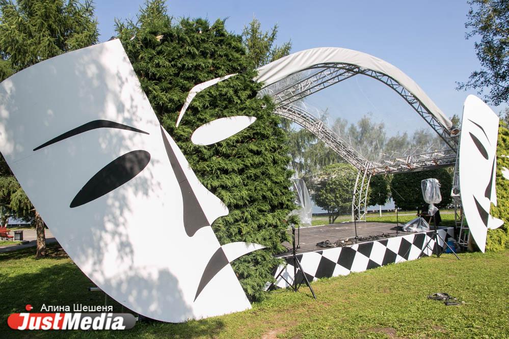 Сквер у Драмы заставили гигантскими масками, креслами и гримерными зеркалами - Фото 1