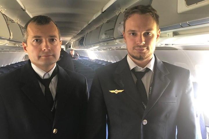 Путин присвоил звания Героев России пилотам самолета, севшего на кукурузном поле в Подмосковье - Фото 1