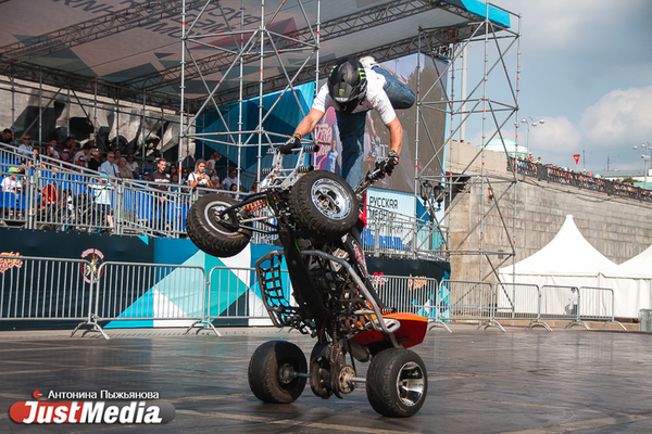 Трюки над плотинкой: в День города в Екатеринбурге прошло экстрим-шоу мирового уровня - Фото 1