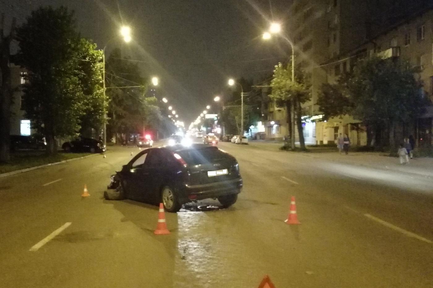 В Екатеринбурге водитель Opel врезался в Ford и отлетел в дерево. Пострадали 2 человека - Фото 1