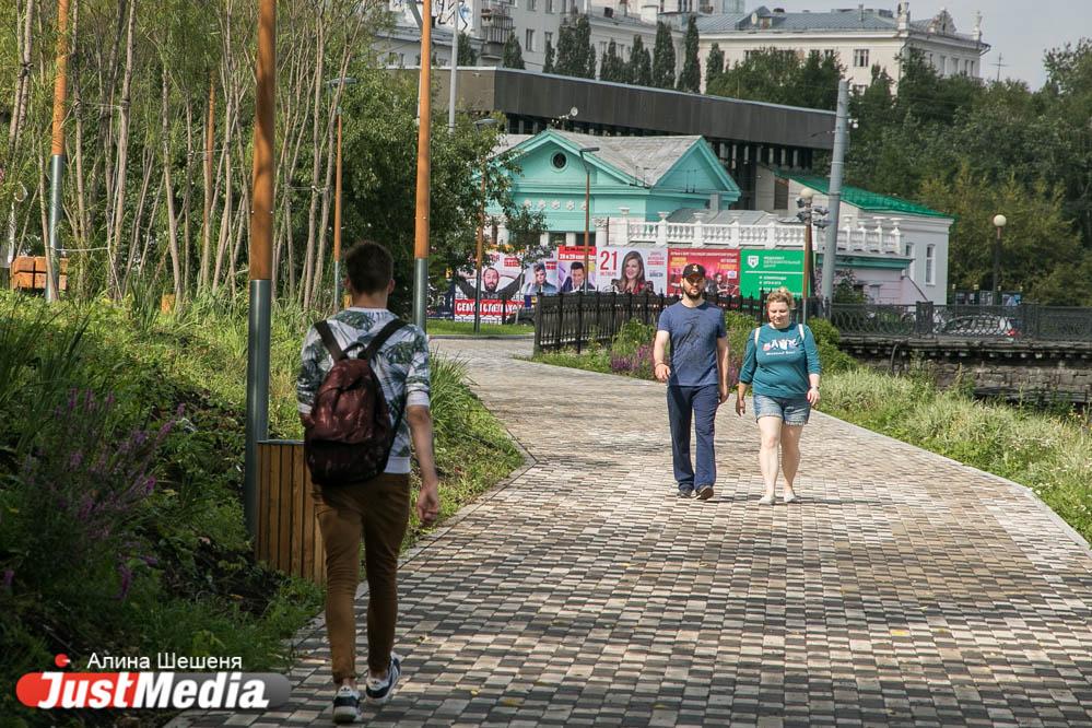 Скамейки-гробы и скамейки валуны, вечносухие тротуары и клумбы с сорняками. Рассматриваем новую набережную Исети. ФОТО - Фото 1