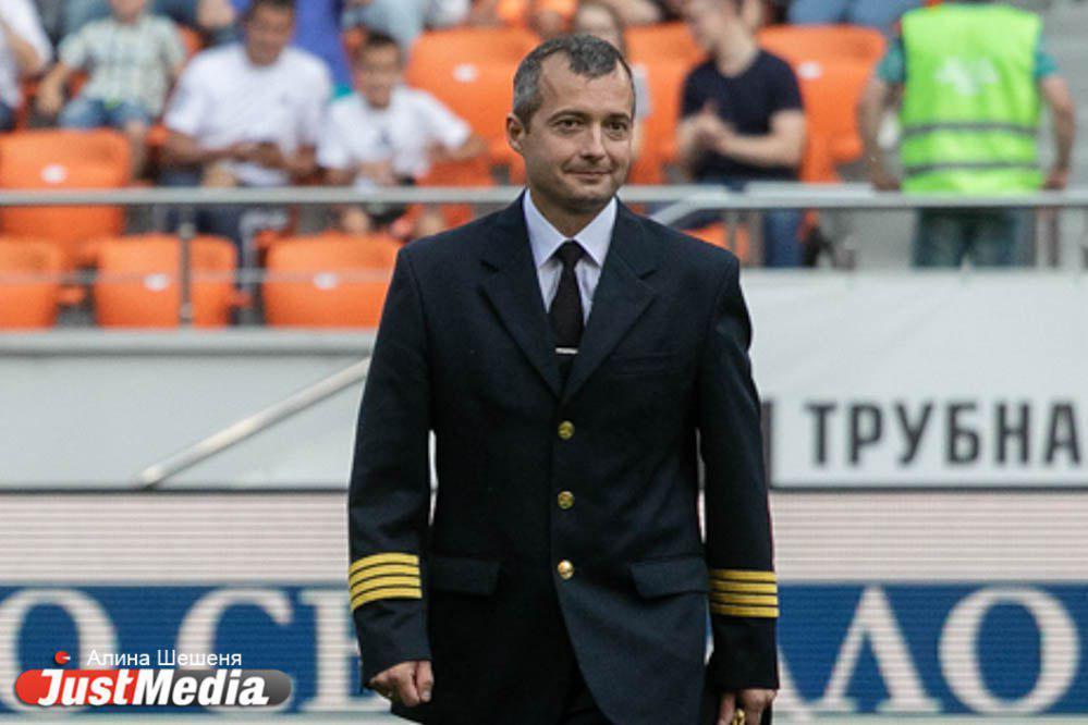 Мошенники начали создавать фейковые страницы пилота, посадившего аварийный самолет в кукурузном поле - Фото 1