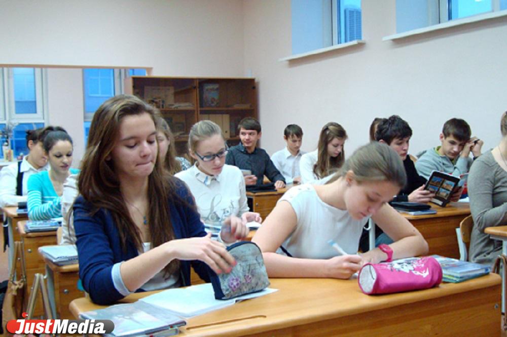 В мэрии Екатеринбурга рассказали, когда школы уральской столицы перейдут на одну смену - Фото 1