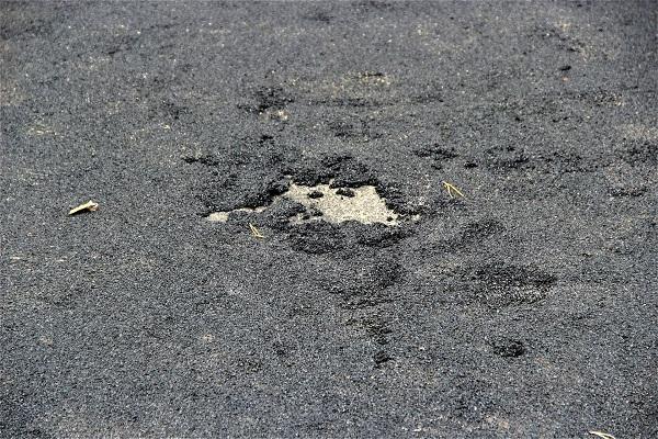 В сквере Первых строителей МЖК через несколько часов после открытия развалилось покрытие на детской площадке - Фото 1