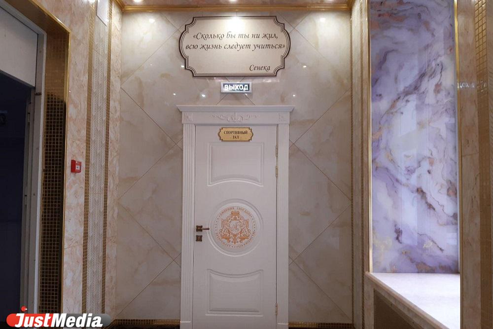 «Нельзя косплеить Людовика XIV в панельной пятиэтажке». Варламов раскритиковал интерьер школы, которую отремонтировал Симановский - Фото 1