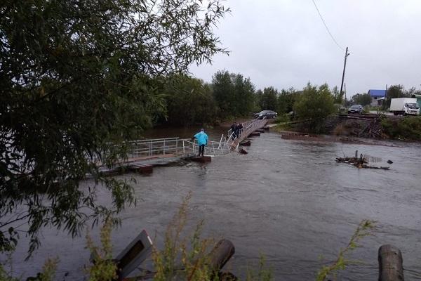 В селе Филькино через 2 дня после открытия рухнул пешеходный мост - Фото 1