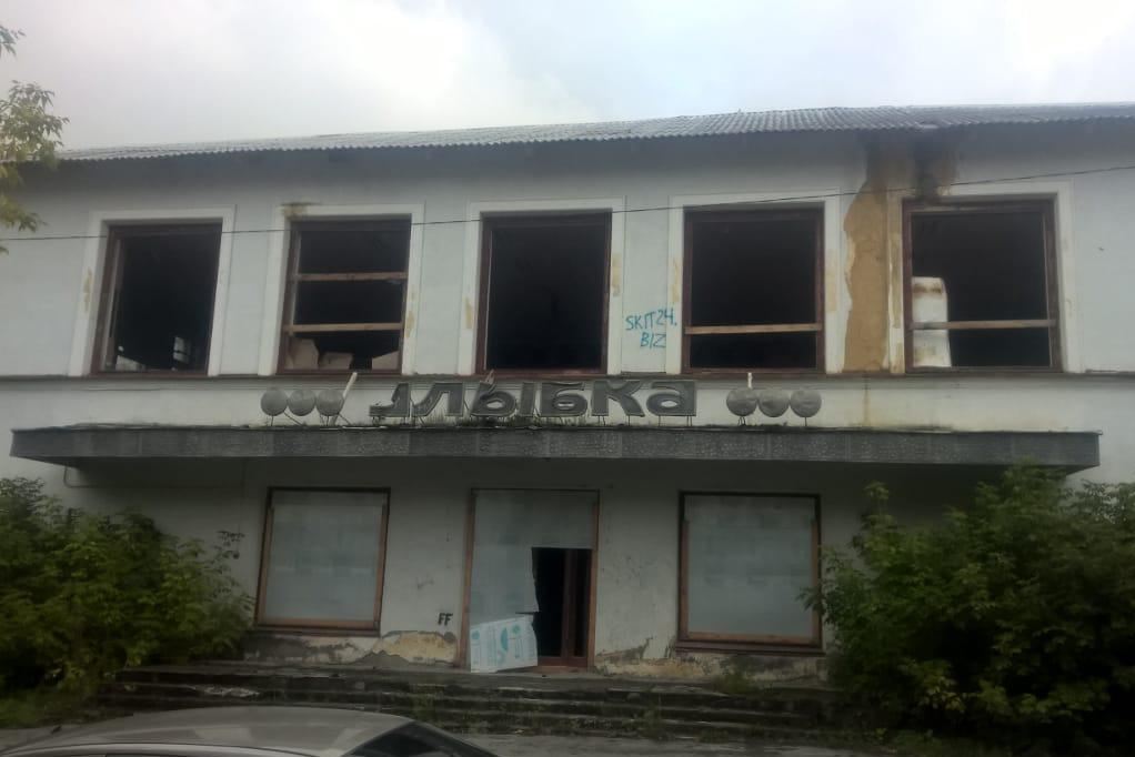 Приставы арестовали у первоуральца, задолжавшего 13 млн рублей, землю и здание кафе «Улыбка» - Фото 1