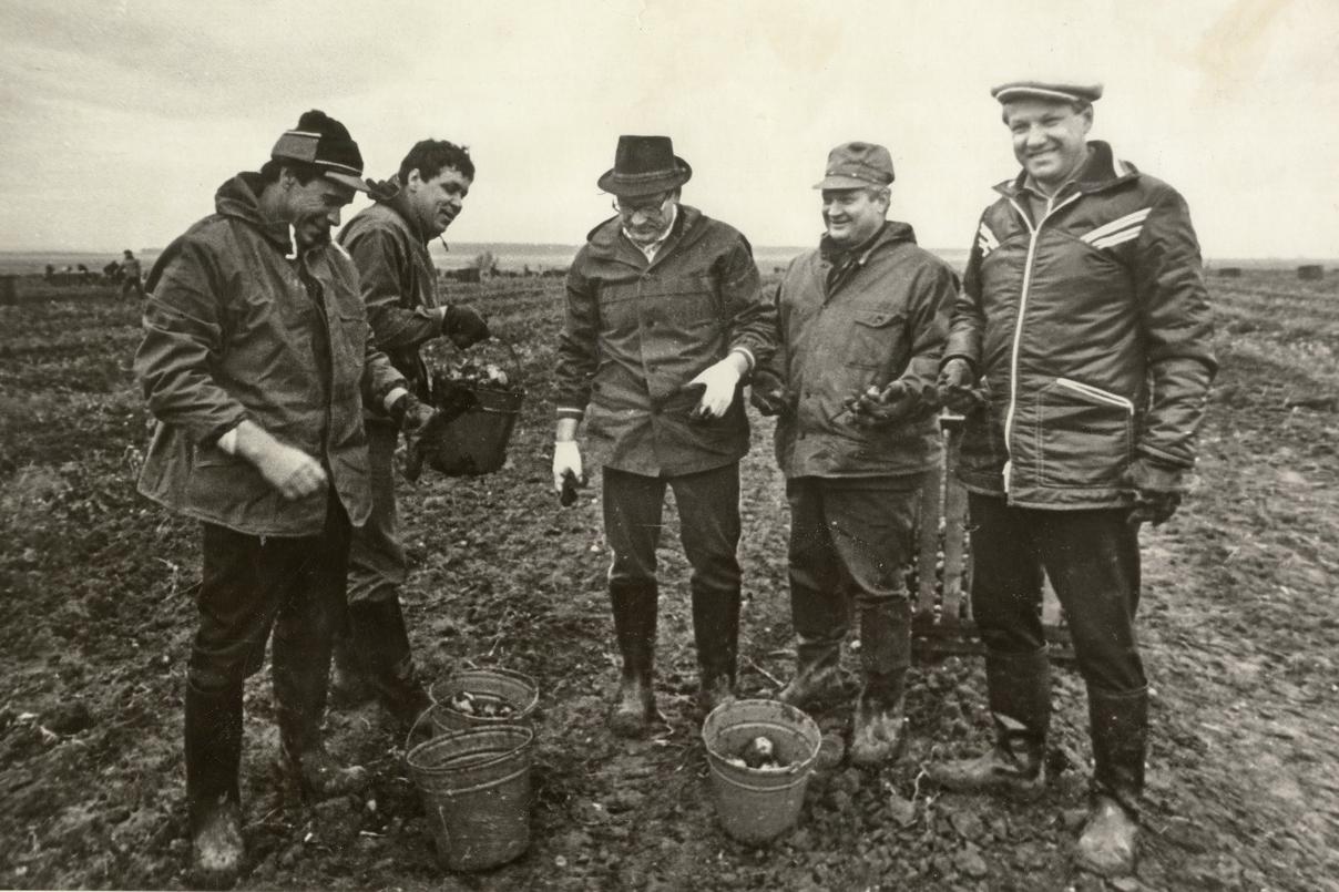 Помогали Брежнев и Ельцин. Госархив в ретро-фото рассказал о 100-летней истории сельского хозяйства на Урале - Фото 1