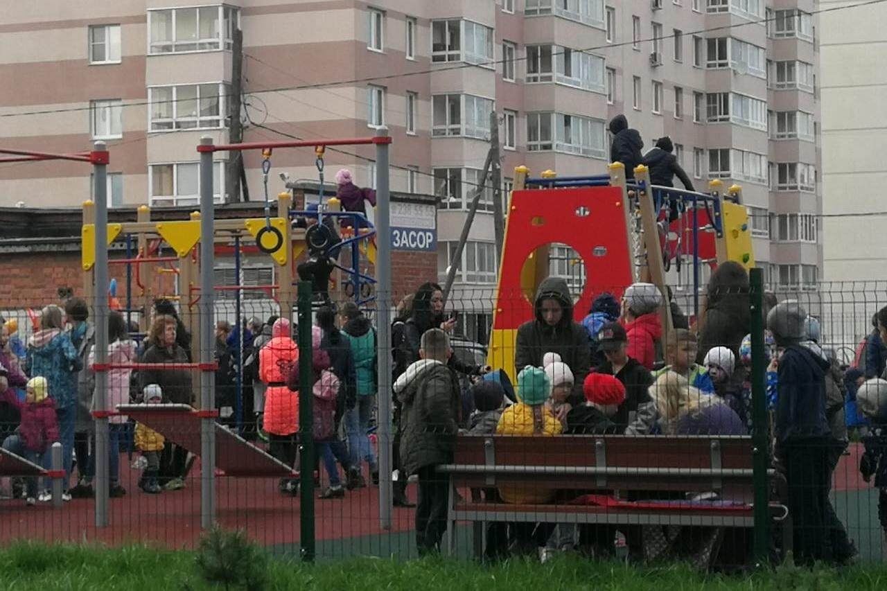 Добивались год: в Екатеринбурге появился современный двор за счет федерации - Фото 1