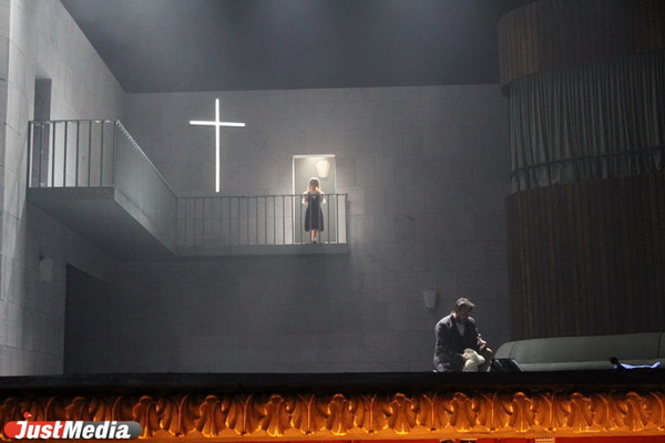 Урал Опера Балет презентовал очень монохромную и холодную постановку «Риголетто»   - Фото 1