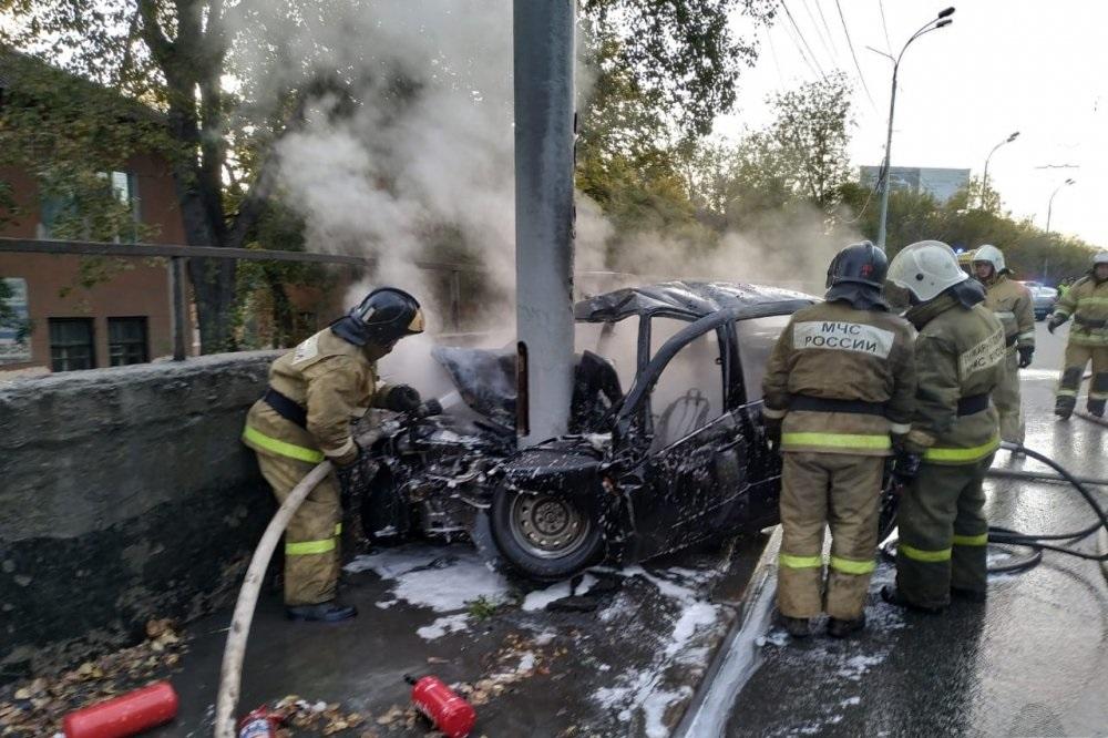 На Белинского Lada Granta на большой скорости влетела в столб и загорелась - Фото 1