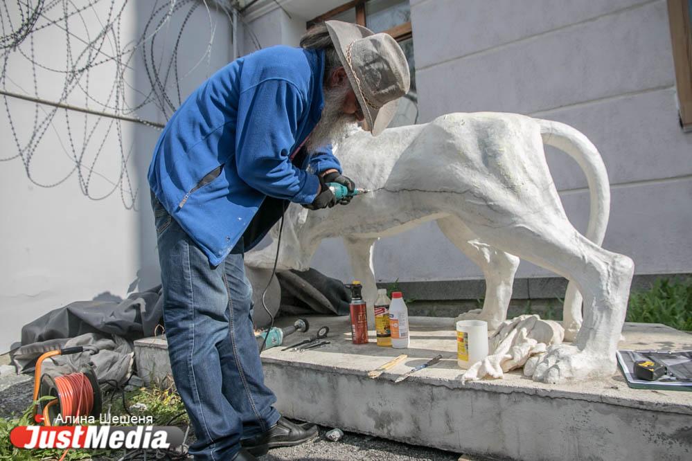 Спустя четыре месяца: львов из сквера за Оперным только начали реставрировать - Фото 1
