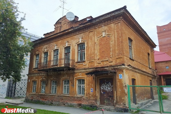 Последних жильцов усадьбы Безбородова, где ранее был модный магазин и останавливался Мамин-Сибиряк, расстреляли 