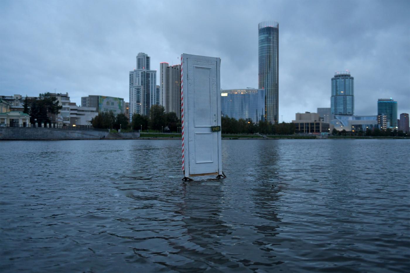 На Городском пруду появилась «философская дверь» - Фото 1