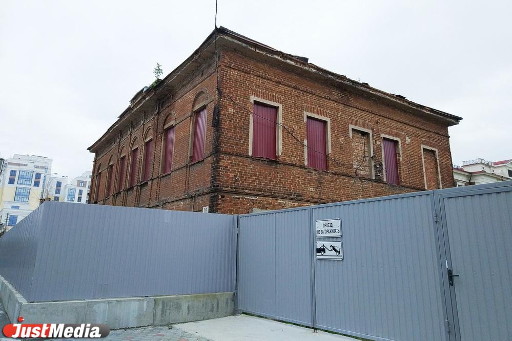 Жить в каменном доме было престижно. Для вдовы коллежского асессора Погадаевой на набережной отгрохали особняк в стиле классицизма - Фото 1