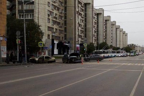 На перекрестке Мамина-Сибиряка – Малышева Daewoo Nexia протаранила две иномарки - Фото 1