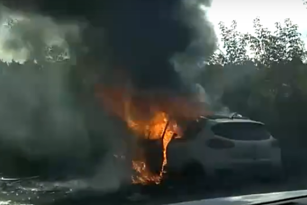 «Девушку чудом успели вытащить». В Екатеринбурге после ДТП загорелась иномарка - Фото 1