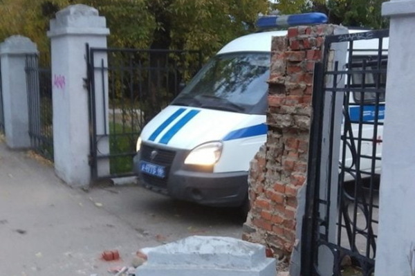 На Эльмаше мусоровоз снес въезд в отдел полиции - Фото 1