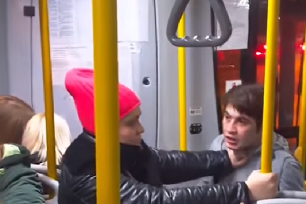 Кондуктор, подравшийся с пассажиркой в автобусе №19, лишился работы - Фото 1