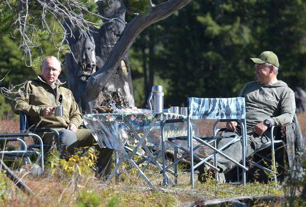 Путин накануне дня рождения собирал грибы в сибирской тайге в компании Шойгу - Фото 1