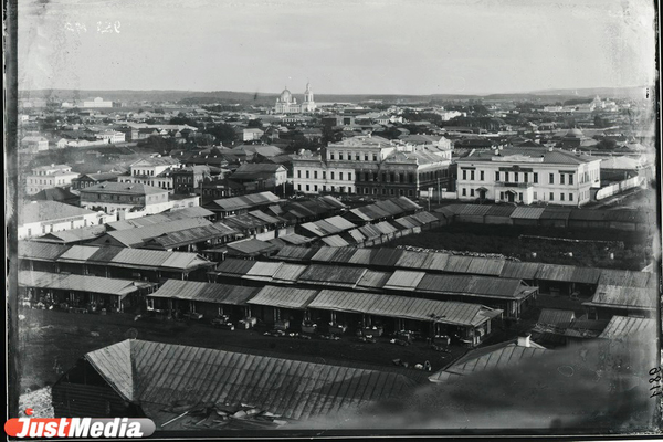 Старый толкучий рынок в Екатеринбурге с обжорными рядами превратился в сквер с памятником Сталину и Ленину