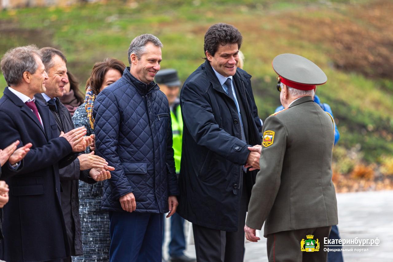 Яблони, высаженные в память о ветеранах, не пострадали. Власти Екатеринбурга открыли реконструированную площадь Обороны - Фото 1