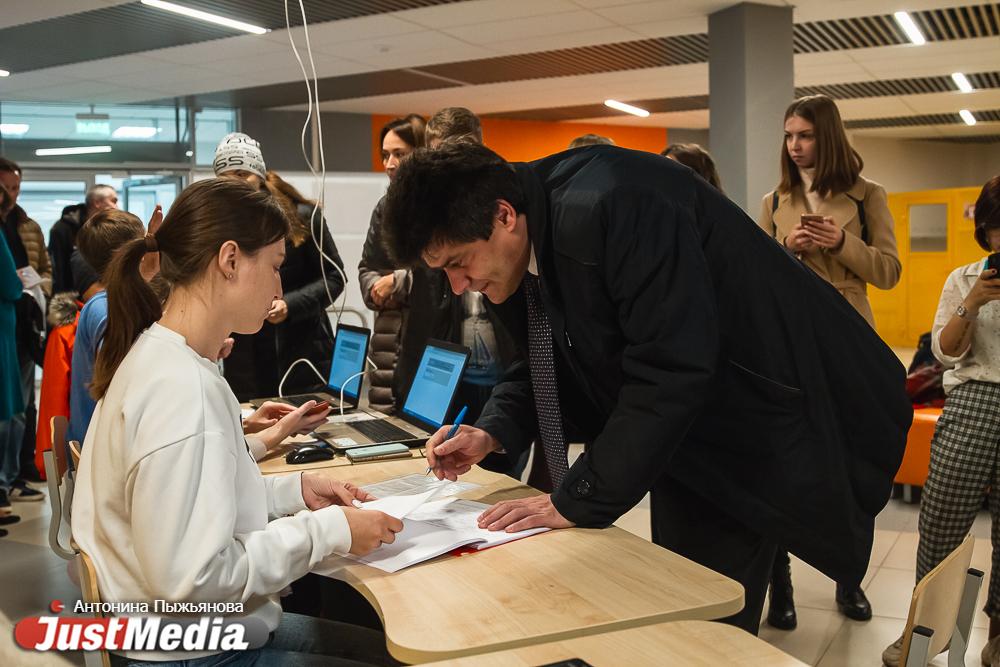 Мэр Высокинский проголосовал на опросе по храму святой Екатерины - Фото 1