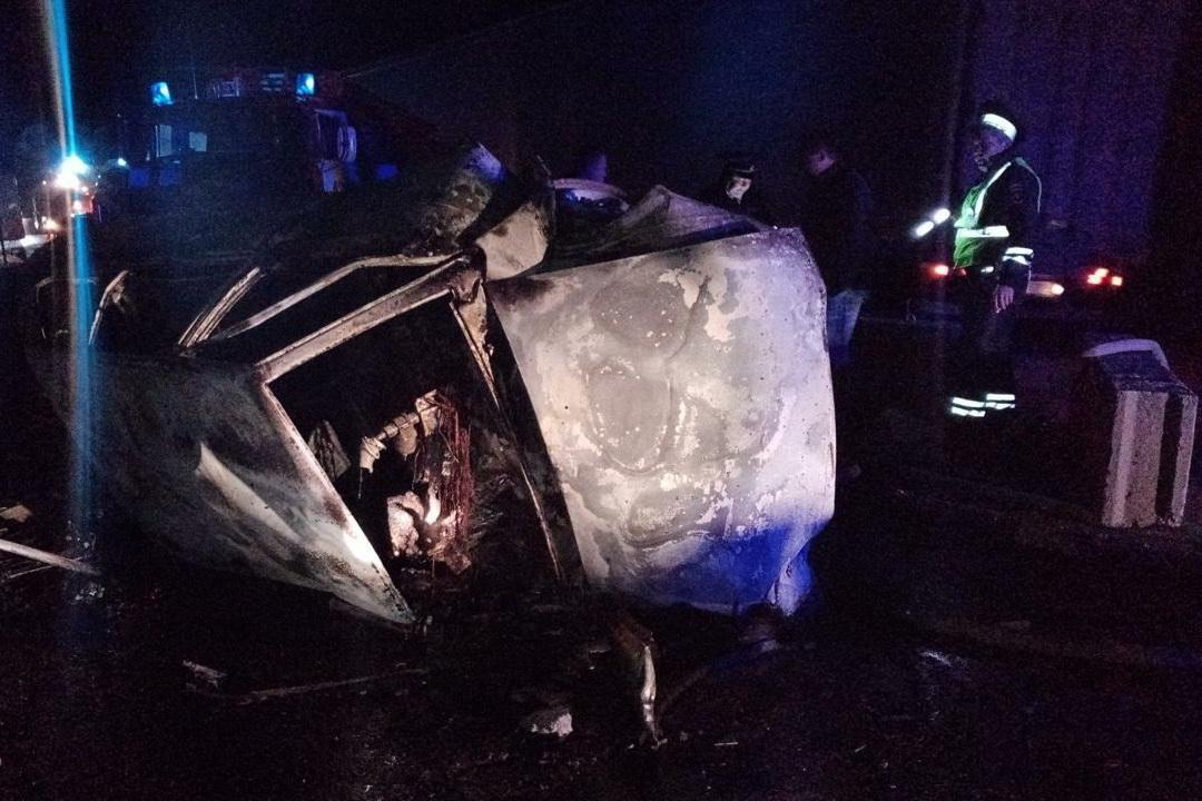 Под Байкалово трое человек сгорели заживо в перевернувшейся «девятке» - Фото 1