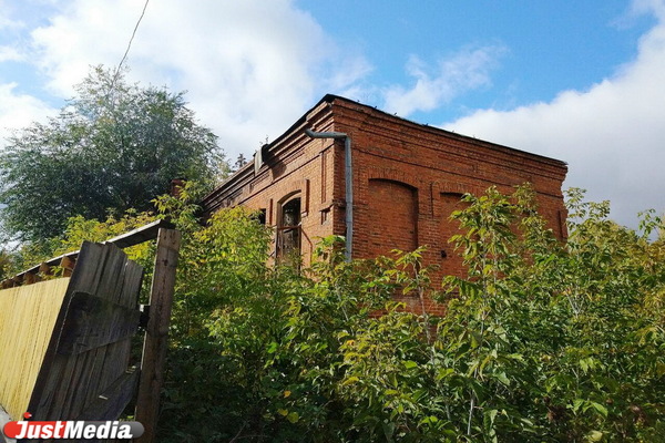 В Екатеринбурге рельеф Вознесенской горки сделал здание земской школы разноэтажным  